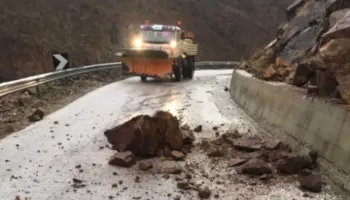 Moti i keq në Kukës / Rrugë të bllokuara nga inertet dhe zona pa energji elektrike