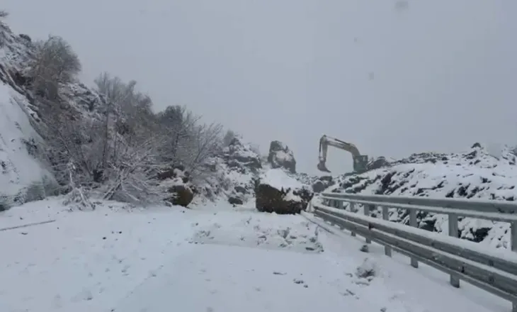 Moti i keq në qarkun e Korçës, disa fshatra ende pa energji elektrike
