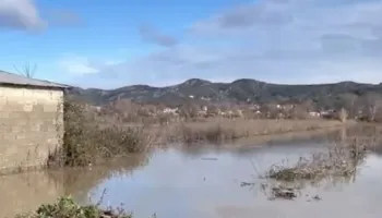 Moti i keq në Qarkun e Korçës/ Situatë problematike në Pogradec, rrëshqitjet e dherave bllokojnë disa akse rrugore