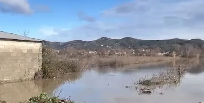Moti i keq në Qarkun e Korçës/ Situatë problematike në Pogradec, rrëshqitjet e dherave bllokojnë disa akse rrugore