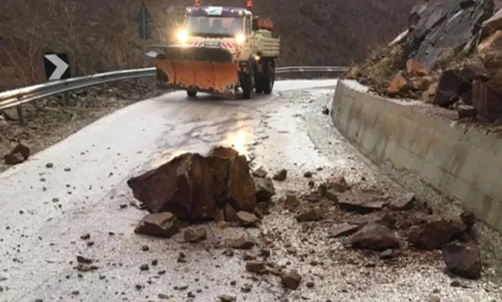 Moti i keq në qarkun e Kukësit, Baji: Po punohet për heqjen e gurëve dhe kriposjen e rrugëve