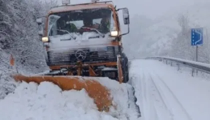 Moti i keq në Shqipëri/ Policia Rrugore apel drejtuesve të mjeteve: Bëni kujdes në..