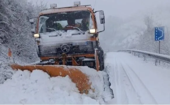 Moti i keq në Shqipëri/ Policia Rrugore apel drejtuesve të mjeteve: Bëni kujdes në..