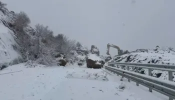 Moti i keq në vend/ Disa fshatra në Korçë pa energji elektrike. Reshje bore në Llogara, autoritet apel për përdorimin e gomave të dimrit..