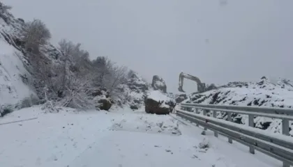 Moti i keq në vend/ Disa fshatra në Korçë pa energji elektrike. Reshje bore në Llogara, autoritet apel për përdorimin e gomave të dimrit..