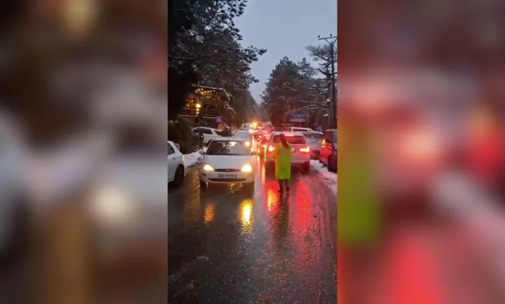 Moti i keq në vend, ngrica e dëbora bllokojnë qarkullimin në Qafën e Llogarasë
