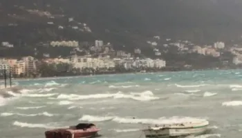 Moti i keq në Vlorë, ndalohet lundrimi i mjeteve të vogla dhe të peshkimit