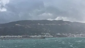 Moti i keq në Vlorë, pezullohet lundrimi i mjeteve të vogla