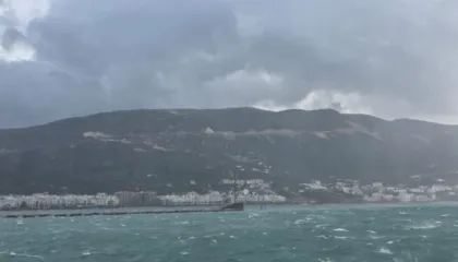 Moti i keq në Vlorë, pezullohet lundrimi i mjeteve të vogla