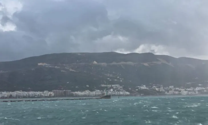Moti i keq në Vlorë, pezullohet lundrimi i mjeteve të vogla
