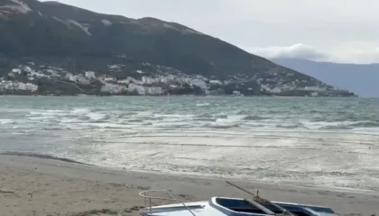 Moti i keq në Vlorë/ Pezullohet lundrimi