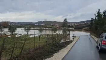 Moti i keq ‘nuk ndal’ pasojat/ Përmbytet segmenti rrugor Belsh–Trojas, tejmbushet liqeni në qendër