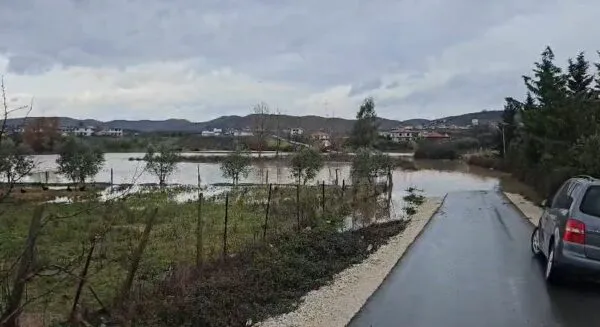 Moti i keq ‘nuk ndal’ pasojat/ Përmbytet segmenti rrugor Belsh–Trojas, tejmbushet liqeni në qendër