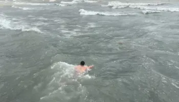 Moti i keq nuk ndalon ritualin e hedhjes së Kryqit në Vlorë, kapet nga 30-vjeçari i vetëm që u hodh në det