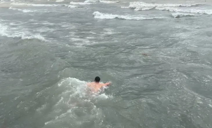 Moti i keq nuk ndalon ritualin e hedhjes së Kryqit në Vlorë, kapet nga 30-vjeçari i vetëm që u hodh në det