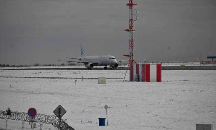 Moti i keq “paralizon” aeroportet në Vjenë dhe Pragë, anulime dhe vonesa fluturimesh