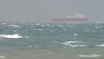 Moti i keq “paralizon” Portin e Vlorës, pezullohet lundrimi i mjeteve të vogla, trageti nga Brindisi anulon mbërritjen (VIDEO)