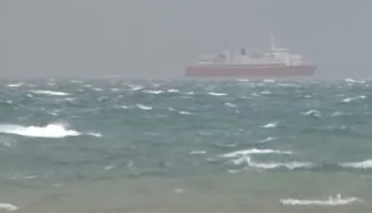 Moti i keq “paralizon” Portin e Vlorës, pezullohet lundrimi i mjeteve të vogla, trageti nga Brindisi anulon mbërritjen (VIDEO)