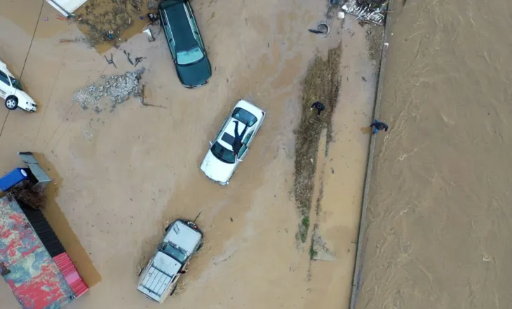 Moti i keq përfshin Kosovën, përmbytje në disa qytete