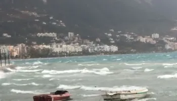 Moti i keq/ Pezullohet lundrimi i mjeteve të vogla dhe të peshkimit në Vlorë