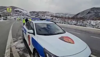 Moti i keq/ Policia rrugore iu bën apel drejtuesve të automjeteve: Përdorni goma dimërore dhe pajisje antirrëshqitëse