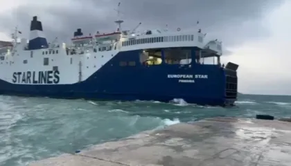 Moti i keq prek dhe detin/ Dallgët rrezikojnë përplasjen e tragetit, rreth 1000 pasagjerë priten të udhëtojnë me këtë linjë