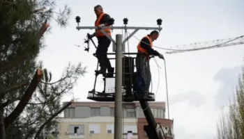 Moti i keq prek edhe energjinë, qindra qytetarë mbeten pa drita në Elbasan