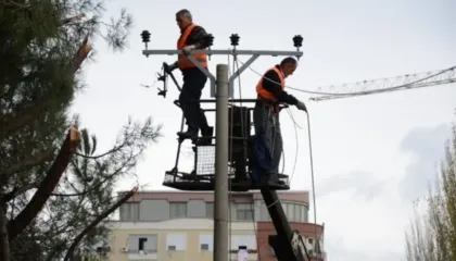 Moti i keq prek edhe energjinë, qindra qytetarë mbeten pa drita në Elbasan
