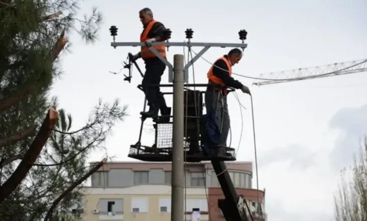 Moti i keq prek edhe energjinë, qindra qytetarë mbeten pa drita në Elbasan