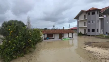 Moti i keq prek edhe Fierin, 27 banesa nën pushtetin e ujit nga dalja e lumit Vjosë nga shtrati