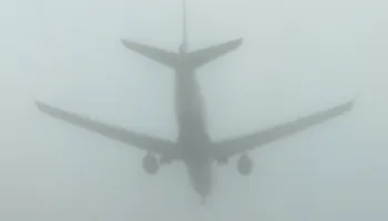 Moti i keq prek edhe fluturimet në aeroportin e Rinasit