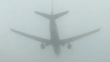 Moti i keq prek edhe fluturimet në aeroportin e Rinasit