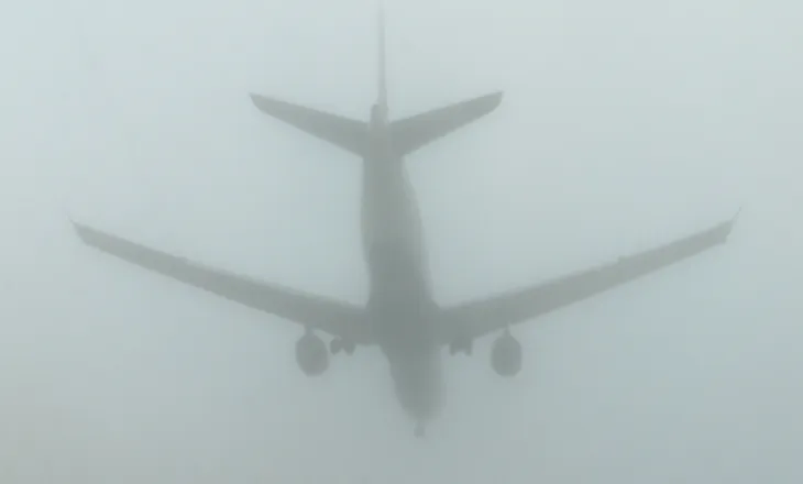 Moti i keq prek edhe fluturimet në aeroportin e Rinasit