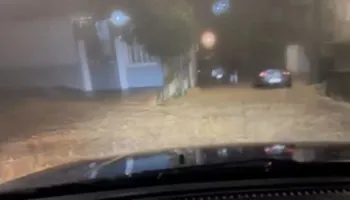 Moti i keq, reshjet të dendura të shiut në Gjirokastër/ Del nga shtrati përroi i Ficos dhe liqeni i Viroit, qyteti pa energji… (VIDEO)