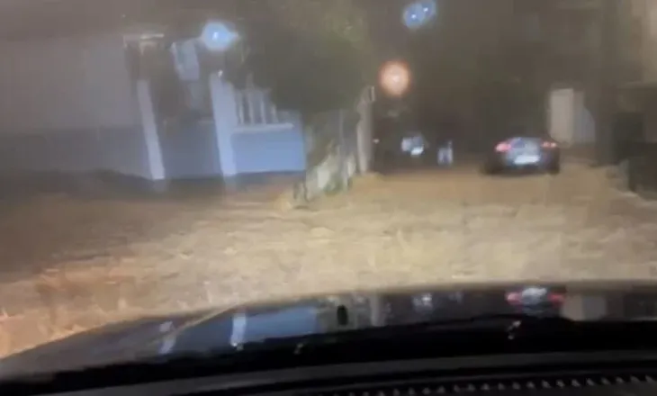 Moti i keq, reshjet të dendura të shiut në Gjirokastër/ Del nga shtrati përroi i Ficos dhe liqeni i Viroit, qyteti pa energji… (VIDEO)