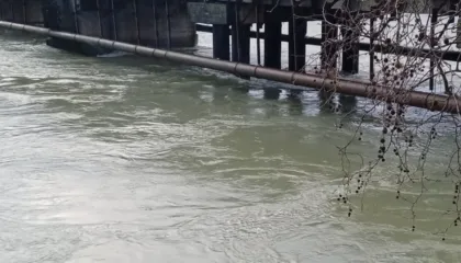 Moti i keq / Rrëshqitje dherash dhe rrugë të bllokuara në jug, përmbytje masive në veri