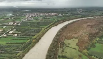 Moti i keq/ Rritet niveli i lumit Vjosa, banorët rrezikojnë përmbytjen