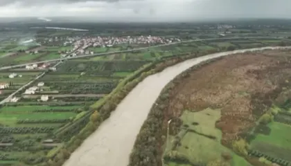 Moti i keq/ Rritet niveli i lumit Vjosa, banorët rrezikojnë përmbytjen