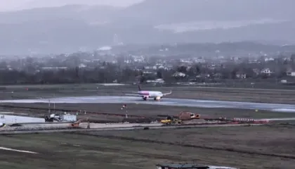 Moti i keq shkak për anulimin e uljes së dy avionëve në Rinas, Balluku: Do të ketë vonesa në fluturime