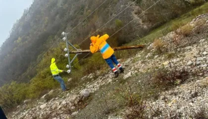 Moti i keq shkakton ndërprerje të energjisë elektrike në Qarkun e Elbasanit, 10 zona të Librazhdit në terr!