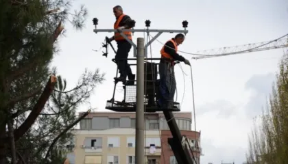 Moti i keq shkakton probleme në furnizimin me energji elektrike, qindra banorë në errësirë