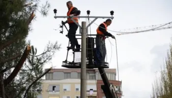 Moti i keq shkatërron linjat e tensionit të ulët, shkakton probleme në furnizimin me energji në qarkun Elbasan
