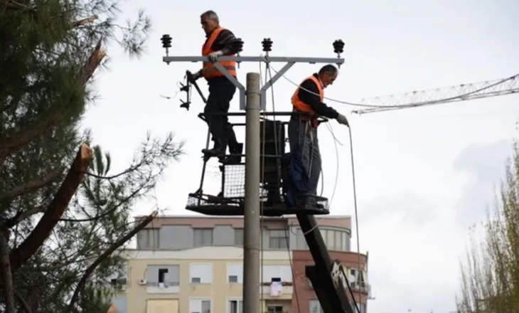 Moti i keq shkatërron linjat e tensionit të ulët, shkakton probleme në furnizimin me energji në qarkun Elbasan