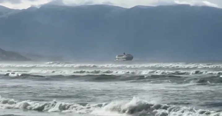 Moti i keq, trageti Vlorë–Brindisi prej më shumë se gjashtë orësh në gjirin e Vlorës