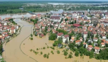 Moti i keq/ Vjosa del nga shtrati në Mifol, niveli arrin në 9 m! Aksi Qukës-Qafë Plloçë bllokohet plotësisht nga rrëshqitja e dherave! Përmbytje në Pogradec e Obot