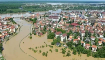 Moti i keq/ Vjosa del nga shtrati në Mifol, niveli arrin në 9 m! Aksi Qukës-Qafë Plloçë bllokohet plotësisht nga rrëshqitja e dherave! Përmbytje në Pogradec e Obot