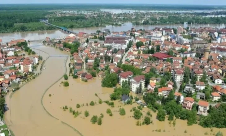 Moti i keq/ Vjosa del nga shtrati në Mifol, niveli arrin në 9 m! Aksi Qukës-Qafë Plloçë bllokohet plotësisht nga rrëshqitja e dherave! Përmbytje në Pogradec e Obot
