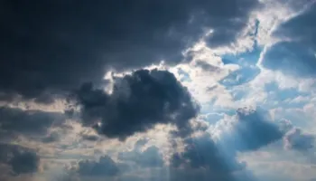 Moti për sot me vranësira dhe kthjellime, zonat ku do të ketë prezencë shiu