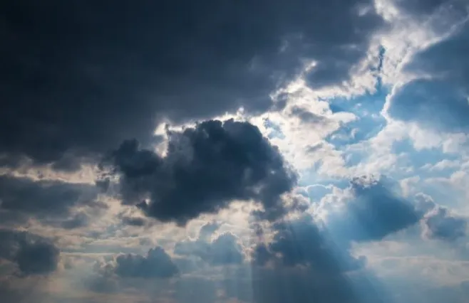 Moti për sot me vranësira dhe kthjellime, zonat ku do të ketë prezencë shiu