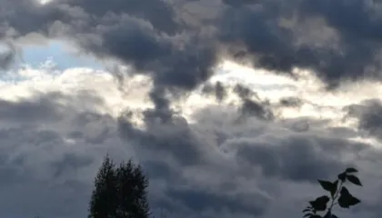 Moti sot parashikohet me vranësira deri pasdite dhe reshje shiu me intensitet të ulët